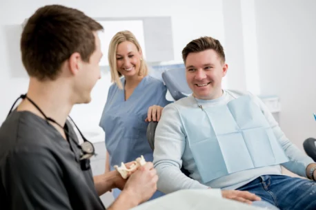 Labertal Zahnaerzte-Patient mit Kieferdomell