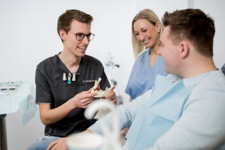 Labertal Zahnaerzte-Patient mit Kiefermodell