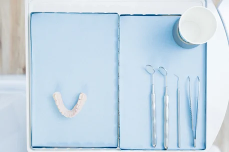 Zahnaerzte Labertal-Werkzeuge und Modell